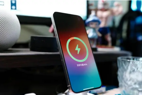 武山苹果15换屏服务分享用什么充电器给iPhone15充电更好 